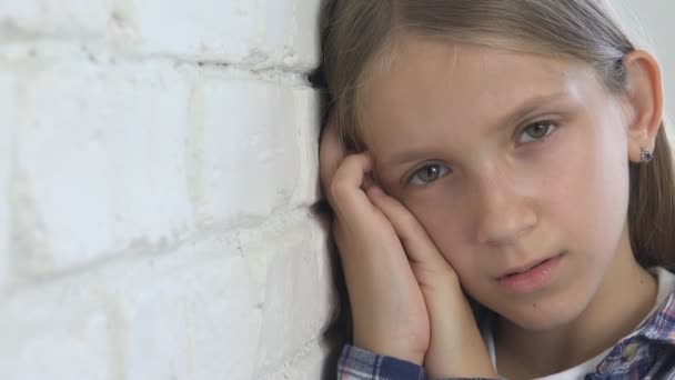 Droevig Kind Jong Ziek Kind Ongelukkige Expressie Van Het Meisje — Stockvideo
