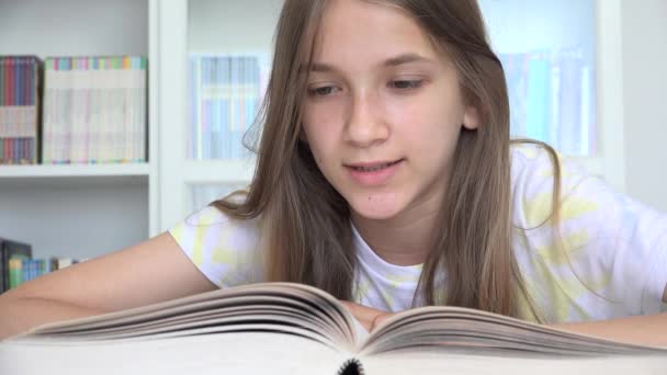 Дівчинка Вчиться Шкільній Бібліотеці Підліткова Книга Читання Дітей Дитина Школярка — стокове відео