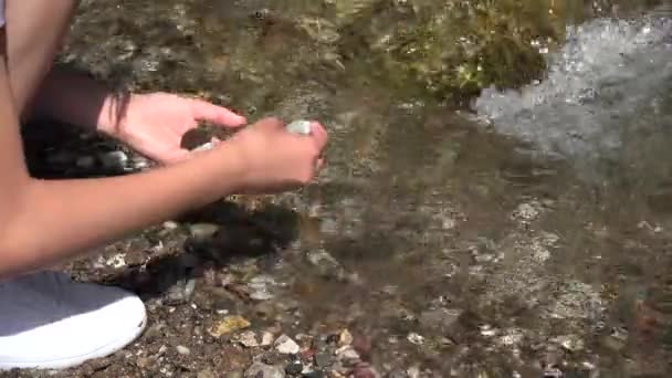 Kid Picking River Stone Mountain Waterfall Niño Turista Jugando Agua — Vídeos de Stock