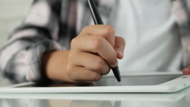 Tabletteki Kız Yazıyor Çocuk Okul Için Ödev Yazıyor Evde Çocuk — Stok video
