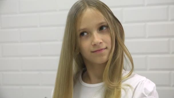 Kid Szczotkowanie Włosów Lustrze Dorastające Dziecko Włosy Sukienka Łazience Nastolatek — Wideo stockowe
