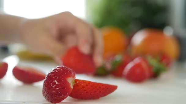 Meisje Dat Verse Vruchten Snijdt Keuken Vrouw Die Aardbeien Bereidt — Stockvideo