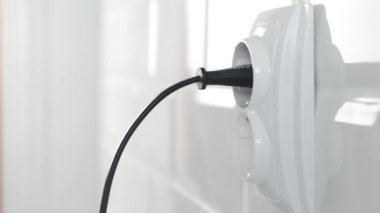 Avrupa 'nın Duvarındaki Elektrik Kablosunu Çekin, Cihazın Fişini Çekin, Elektrik Elektrik Görünümü, Enerji Sanayii Krizinde Maliyetten Koruyun