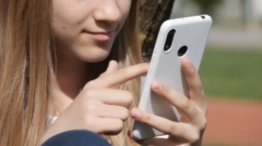 Ergen Kız Akıllı Telefon Oynuyor, Çocuk Parktaki Akıllı Telefon 'da İnternet Taraması, Genç Çocuk Oyun Alanı' nda Aygıt Kullanıyor