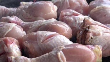 Piknik için Mangal Manzarası Kamp, İnsan Tuzu Taze Tavuk eti Barbeküde, Yemek Pişirme Sokağı Fast Food