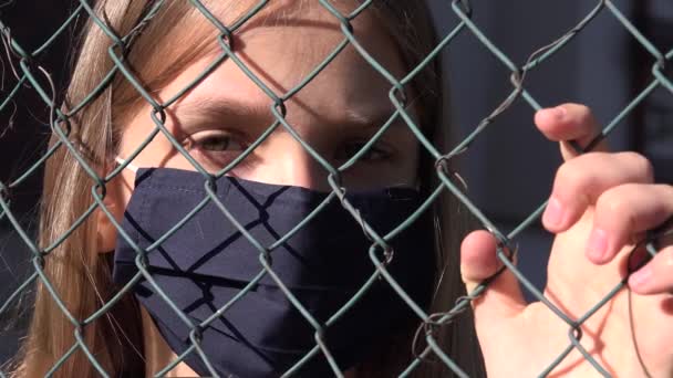 Smutna Dziewczyna Nosi Maskę Ochronną Powodu Pandemii Koronawirusowej Chorego Nieszczęśliwego — Wideo stockowe