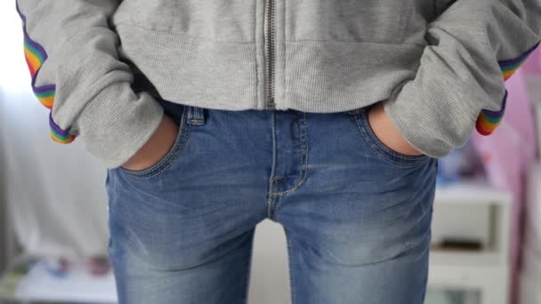 Chica Triste Mostrando Bolsillos Pantalones Vacíos Adolescente Desempleada Sin Dinero — Vídeos de Stock