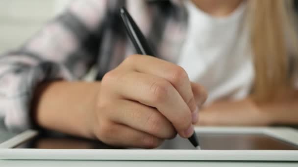 Çocuk Tablet Yazıyor Çocuk Okul Için Ödev Yazıyor Kız Eğitimi — Stok video