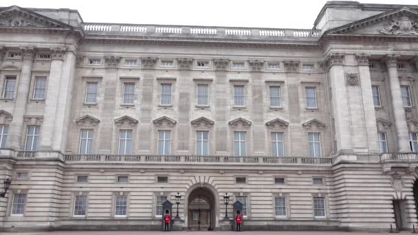 伦敦白金汉宫 武装英国卫队行军和警戒 名胜古迹 欧洲建筑地标 — 图库视频影像
