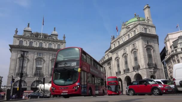 ロンドン車ピカデリー サーカスでの交通 人々が歩く 交差点 有名な場所 建物ヨーロッパのランドマーク — ストック動画