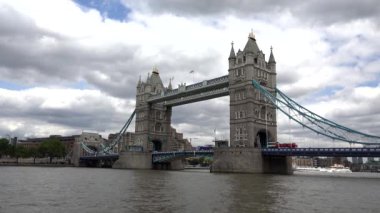 London Tower Bridge, Red Busses Trafiği, Thames Nehri Gemisi, Tekneler, Turistler İngiltere 'yi Ziyaret Etti, Avrupa Bulutlu Gündeki Şehir Manzarası