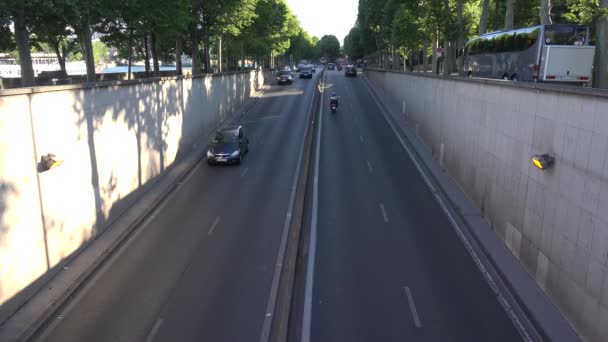 巴黎汽车在公路隧道中的通行 法国下城的城市街道的行驶 乘坐地铁的游客 — 图库视频影像