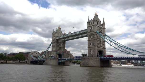 London Tower Bridge Red Busses Traffic Thames River Ship Csónakok — Stock videók