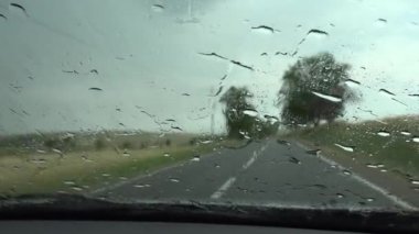 Şehirde Trafik, Sürücü Araba, Yolda Şiddetli Fırtına, Otoyol, Ön Ekranda Yağmurlu Damlalar