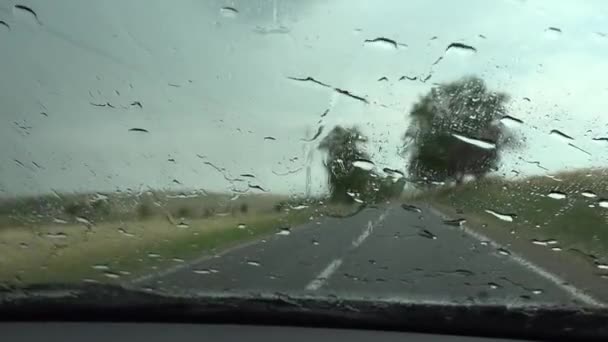 Trafik Regn Staden Körbil Tung Storm Väg Highway Regndroppar Vindrutan — Stockvideo