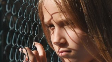 Üzgün Çocuk Terk Edilmiş, Hasta Mutsuz Kız, Bunalımlı Çocuk Koronavirüs Salgını, Depresyon, Üzüntü nedeniyle Çocuklarla Oynayamıyor