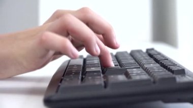 Çocuk Bilgisayarda İnternet Taraması, Çocuk Çalışması Daktilo Yazma, Koronavirüs Salgını Yazma, Kız Öğrenme Çevrimiçi Okul Eğitimi