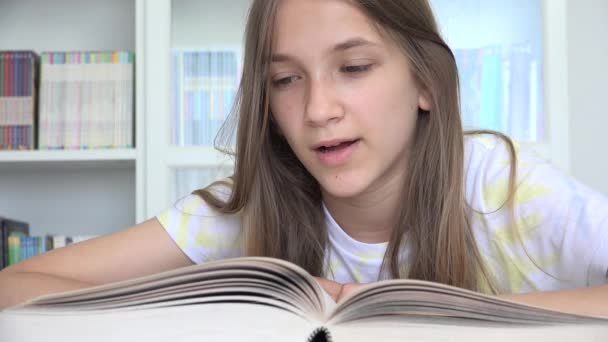 Książka Dla Dzieci Dziecko Nauka Nastolatki Bibliotece Szkolnej Nauka Nastolatki — Wideo stockowe
