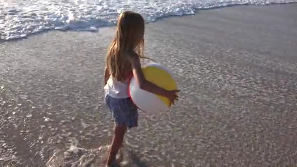 Liten Flicka Leker Stranden Kid Walking Sea Waves Stranden Barnvakt — Stockvideo