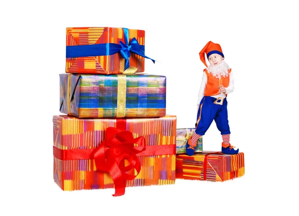 Piccolo gnome divertente ballare su scatole regalo — Foto Stock