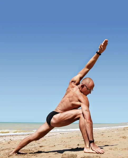 Nemodli mladý muž dělá jógu pózu široký úhel — Stock fotografie