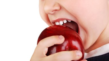 Olgun Kırmızı elma sağlıklı süt dişleri ısırma