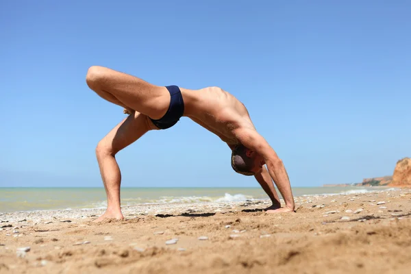 Homem na ponte yoga pose — Fotografia de Stock