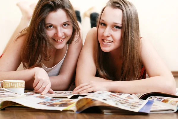 Twee vriendinnen met modetijdschriften — Stockfoto