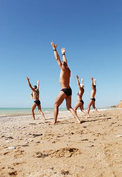 Chi Kung gimnástico en la costa del mar —  Fotos de Stock