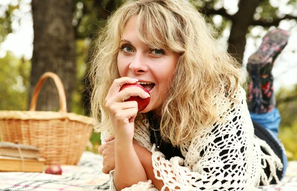 Girl on autumn picnic — Stock Photo, Image