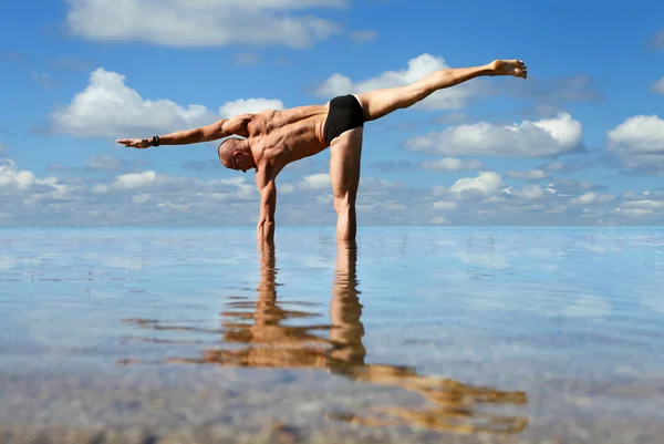 Yoga en el mar — Foto de Stock