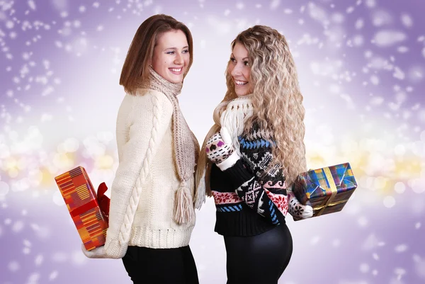 Two girlfriends with chrisnmas presents — Stock Photo, Image
