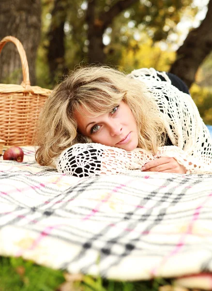 Жінка відпочиває на пікніку — стокове фото