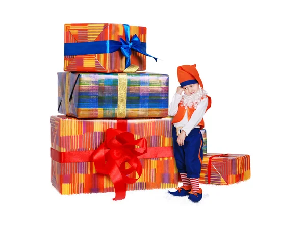 Poco divertente gnome vicino scatole regalo — Foto Stock