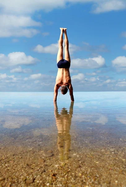 Handstand ins Wasser — Stockfoto