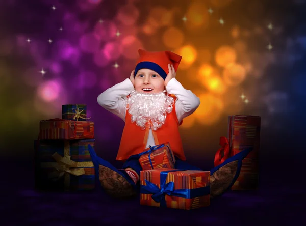 Worried little gnome with gift boxes — Stock Photo, Image