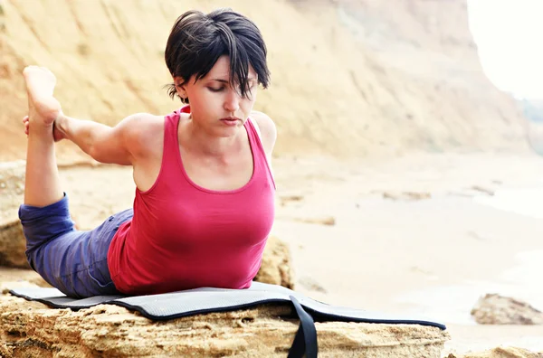 Woman in bow yoga pose — Stok fotoğraf