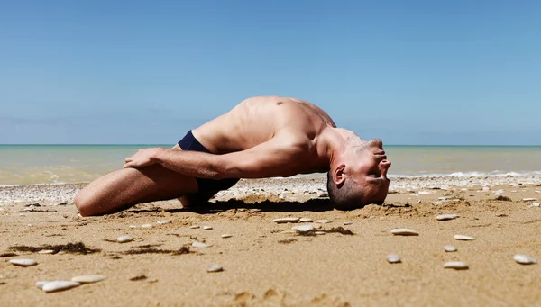 Hombre en posición de yoga de pescado — Foto de Stock