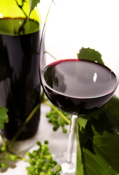 Rotwein ins Glas — Stockfoto