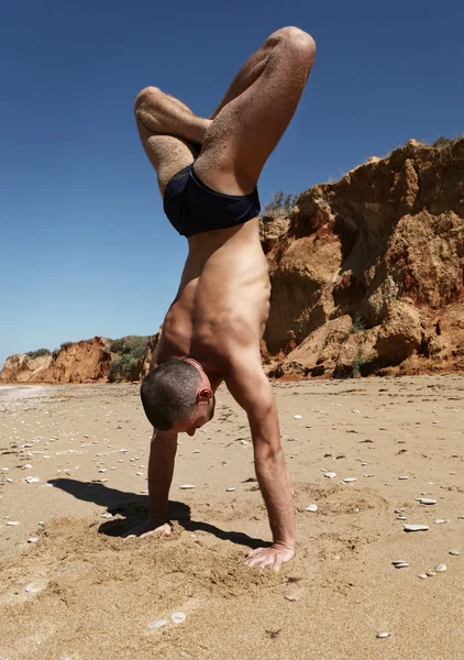 Balanceamento de hanstand com a posição de yoga lótus — Fotografia de Stock