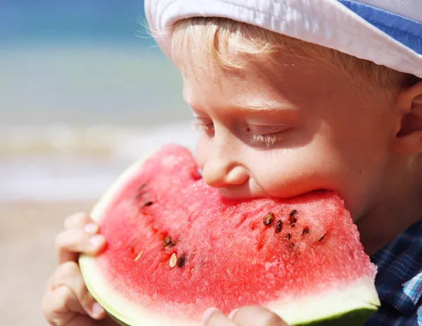 Anak makan semangka — Stok Foto