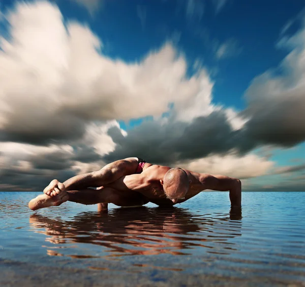 Homme dans huit arcs pose d'yoga — Photo