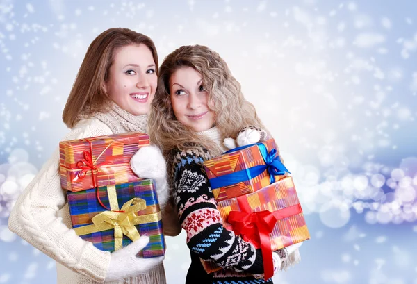 Gelukkig vriendinnen met kerstcadeaus — Stockfoto