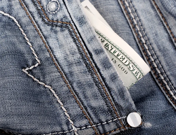 Vista de cerca en el bolsillo de los vaqueros con billetes — Foto de Stock