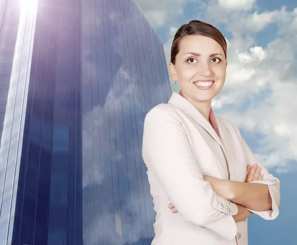Erfolgreiche Geschäftsfrau auf dem Business Center und dem Sky Backgrou — Stockfoto