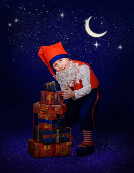 Funny little gnome with christmas gift at the night — Stock Photo, Image