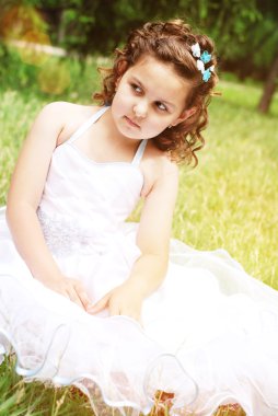 Çimenlikte oturan kız