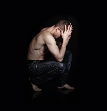 poz defada kaslı adam