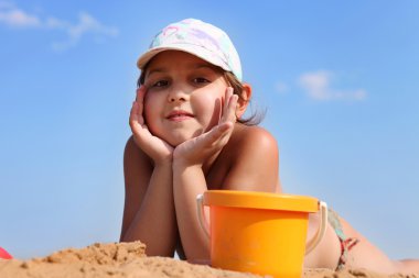 güzel kız kum üzerinde yalan