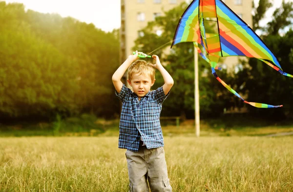 Liten pojke med kite — Stockfoto